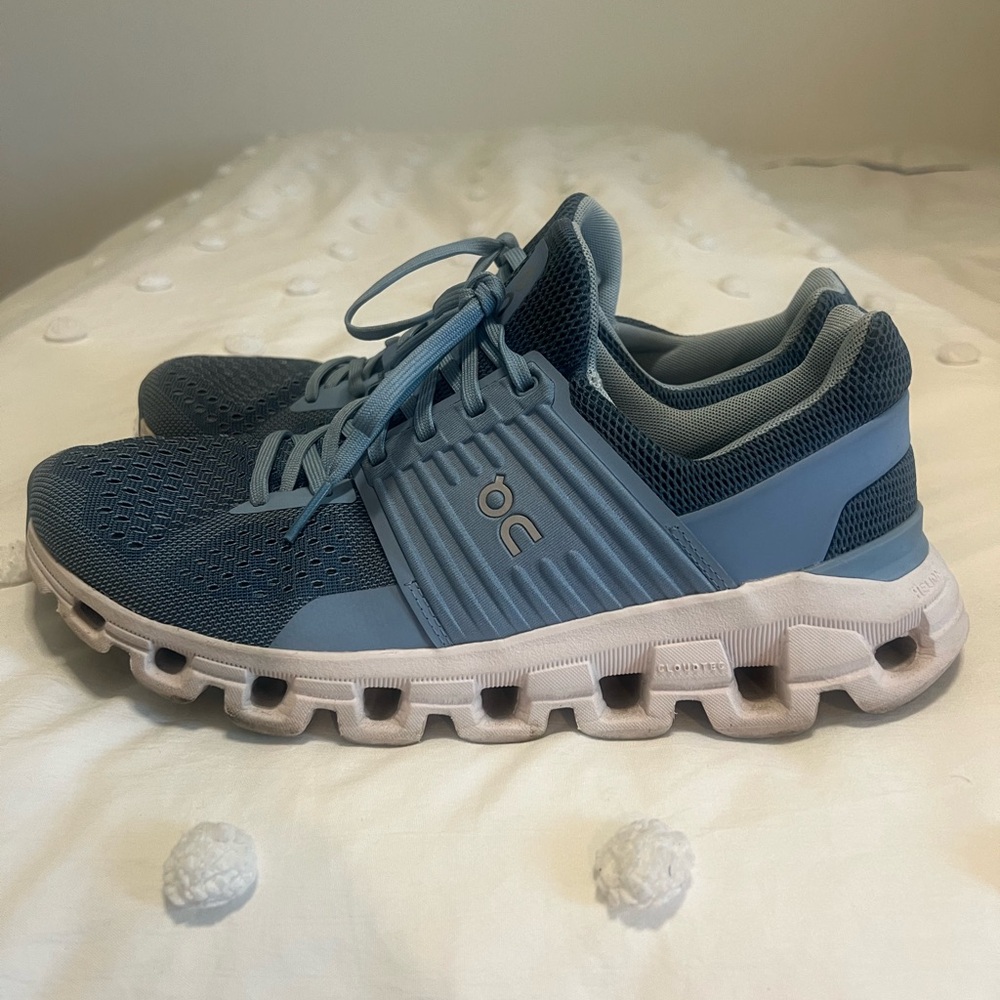 On cloud cloudswift PR sneakers